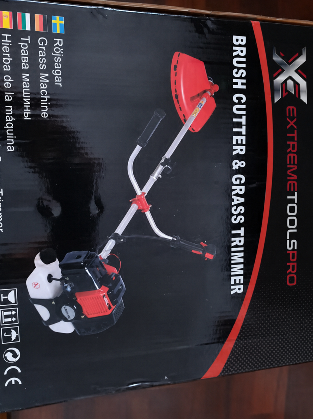 Desbrozadora de Gasolina Corte Profesional ExtremeToolsPro motor 2 tiempos de 43cc y 2,41cv con dos sistemas de corte: un cabezal de hilo y otro con disco de 3 puntas