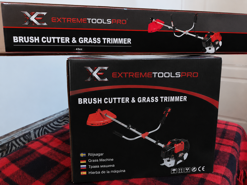 Desbrozadora de Gasolina Corte Profesional ExtremeToolsPro motor 2 tiempos de 43cc y 2,41cv con dos sistemas de corte: un cabezal de hilo y otro con disco de 3 puntas