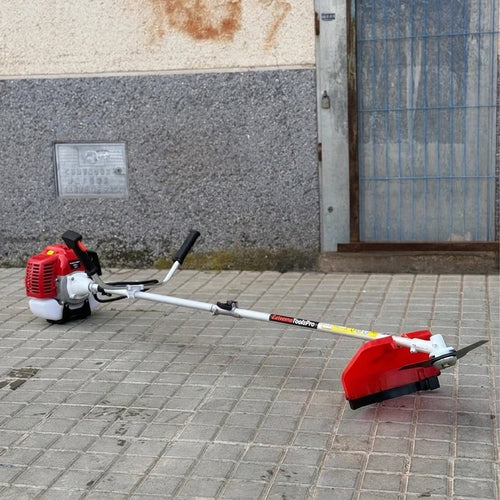 Desbrozadora de Gasolina Corte Profesional ExtremeToolsPro motor 2 tiempos de 43cc y 2,41cv con dos sistemas de corte: un cabezal de hilo y otro con disco de 3 puntas
