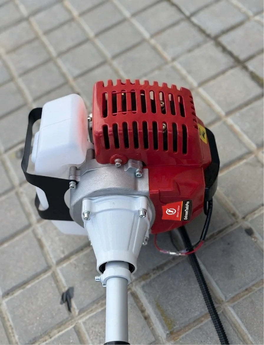 Desbrozadora de Gasolina Corte Profesional ExtremeToolsPro motor 2 tiempos de 43cc y 2,41cv con dos sistemas de corte: un cabezal de hilo y otro con disco de 3 puntas