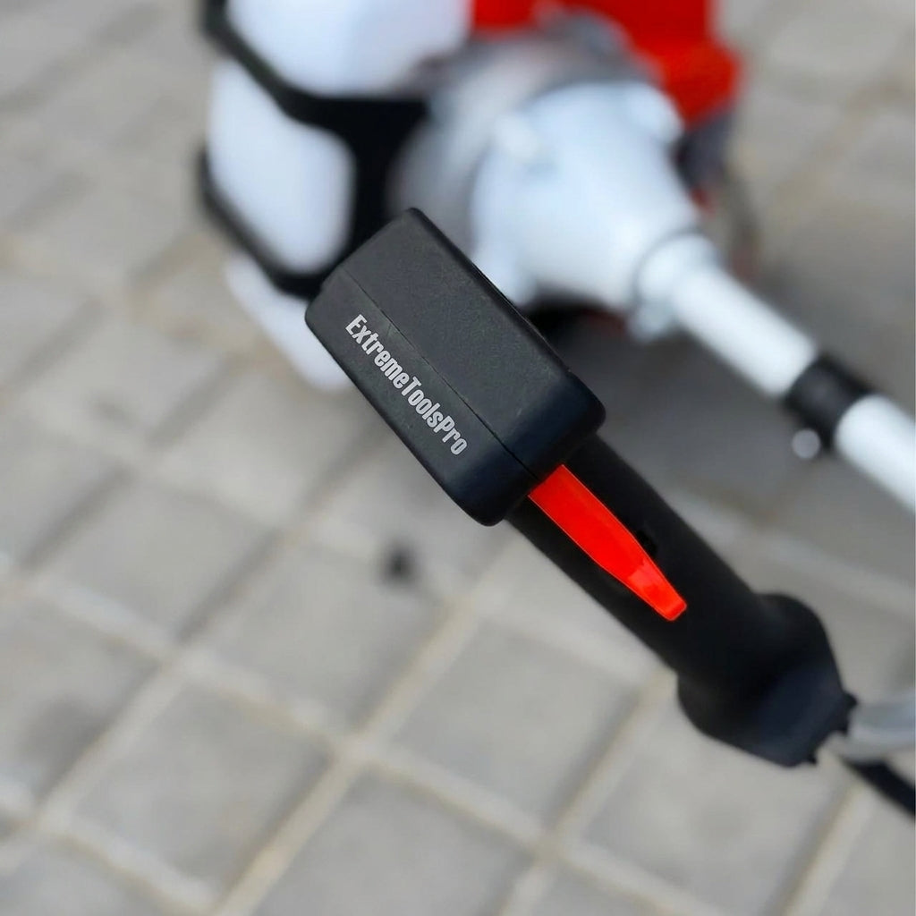 Desbrozadora de Gasolina Corte Profesional ExtremeToolsPro motor 2 tiempos de 43cc y 2,41cv con dos sistemas de corte: un cabezal de hilo y otro con disco de 3 puntas