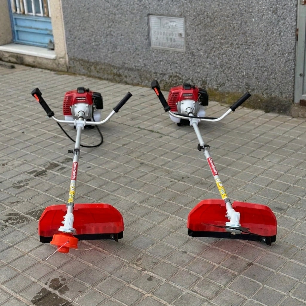 Desbrozadora de Gasolina Corte Profesional ExtremeToolsPro motor 2 tiempos de 43cc y 2,41cv con dos sistemas de corte: un cabezal de hilo y otro con disco de 3 puntas