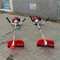 Desbrozadora de Gasolina Corte Profesional ExtremeToolsPro motor 2 tiempos de 43cc y 2,41cv con dos sistemas de corte: un cabezal de hilo y otro con disco de 3 puntas