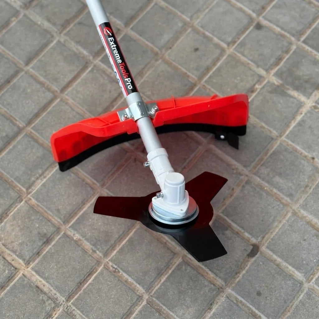 Desbrozadora de Gasolina Corte Profesional ExtremeToolsPro motor 2 tiempos de 43cc y 2,41cv con dos sistemas de corte: un cabezal de hilo y otro con disco de 3 puntas