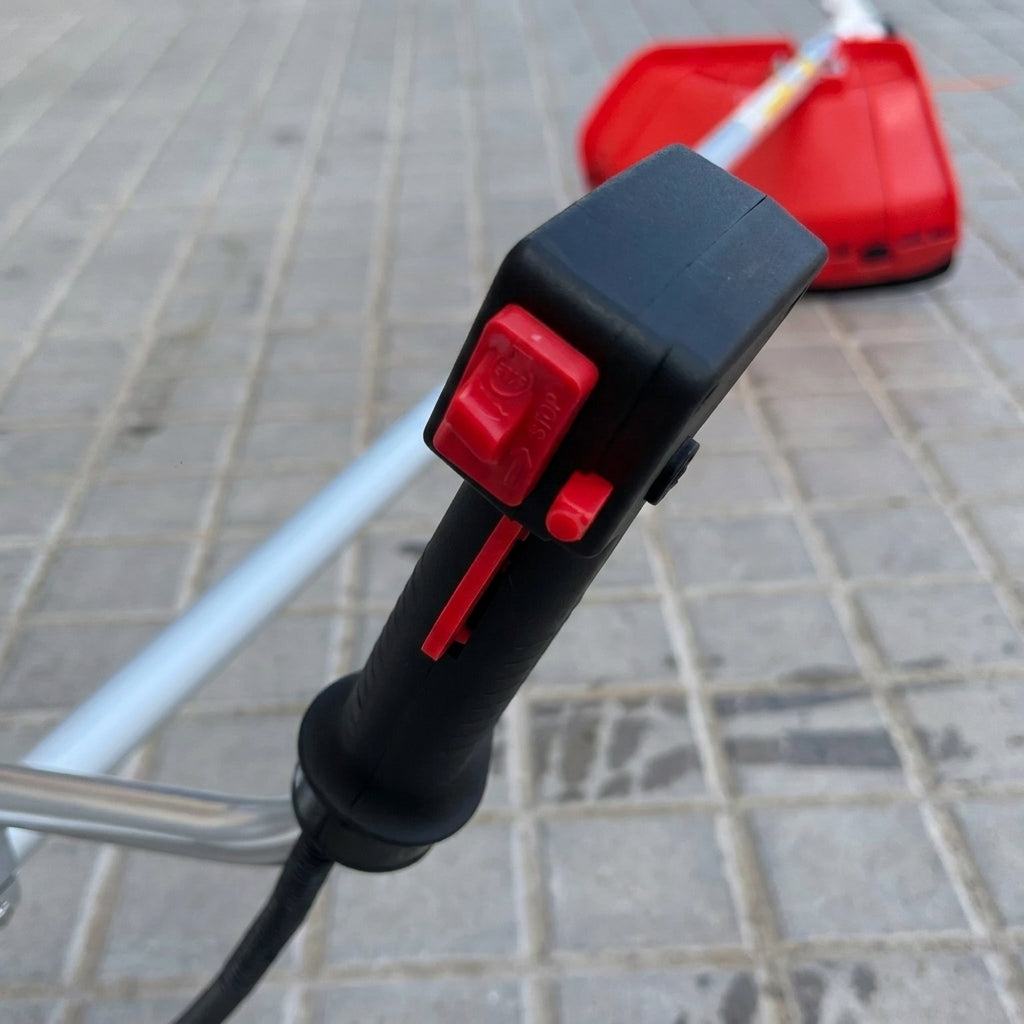 Desbrozadora de Gasolina Corte Profesional ExtremeToolsPro motor 2 tiempos de 43cc y 2,41cv con dos sistemas de corte: un cabezal de hilo y otro con disco de 3 puntas