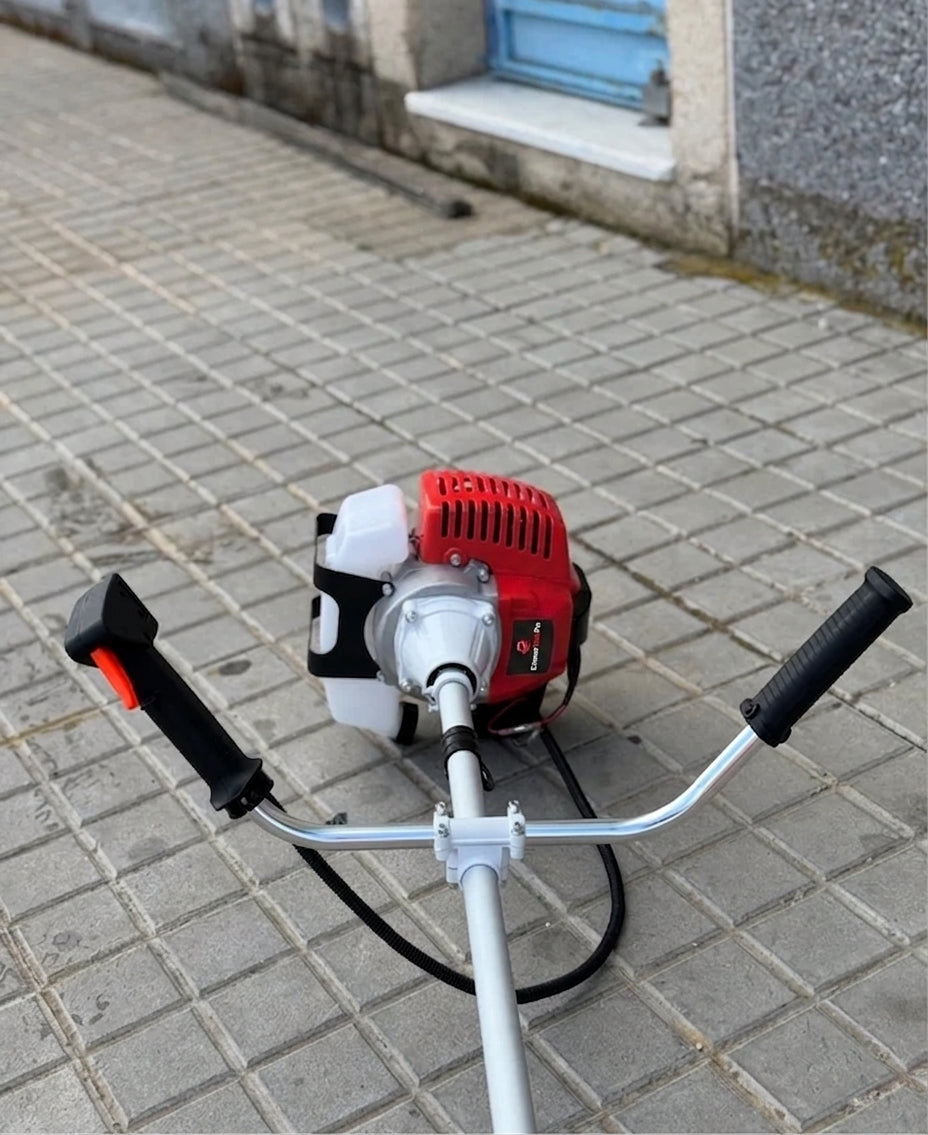 Desbrozadora de Gasolina Corte Profesional ExtremeToolsPro motor 2 tiempos de 43cc y 2,41cv con dos sistemas de corte: un cabezal de hilo y otro con disco de 3 puntas