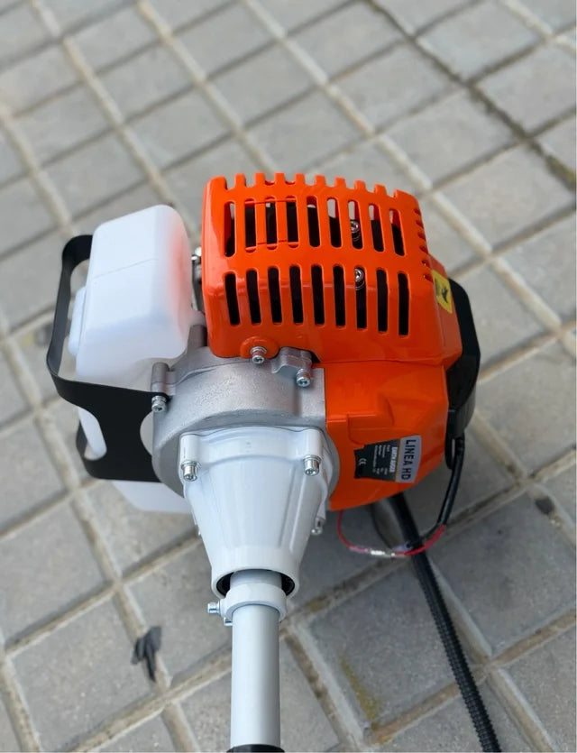 Desbrozadora de Gasolina Corte Profesional Linea hd motor 2 tiempos de 43cc y 2,41cv con dos sistemas de corte: un cabezal de hilo y otro con disco de 3 puntas
