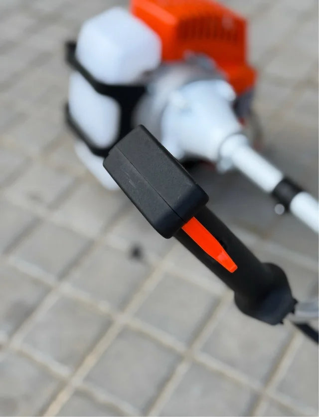 Desbrozadora de Gasolina Corte Profesional Linea hd motor 2 tiempos de 43cc y 2,41cv con dos sistemas de corte: un cabezal de hilo y otro con disco de 3 puntas