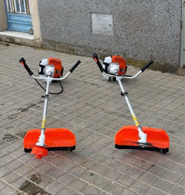 Desbrozadora de Gasolina Corte Profesional Linea hd motor 2 tiempos de 43cc y 2,41cv con dos sistemas de corte: un cabezal de hilo y otro con disco de 3 puntas