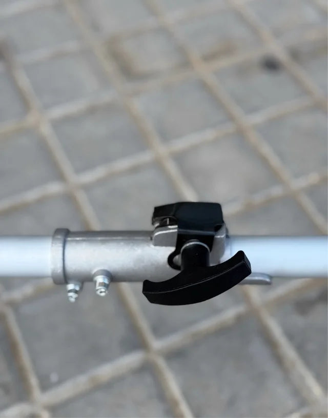 Desbrozadora de Gasolina Corte Profesional Linea hd motor 2 tiempos de 43cc y 2,41cv con dos sistemas de corte: un cabezal de hilo y otro con disco de 3 puntas