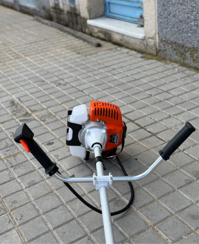 Desbrozadora de Gasolina Corte Profesional Linea hd motor 2 tiempos de 43cc y 2,41cv con dos sistemas de corte: un cabezal de hilo y otro con disco de 3 puntas