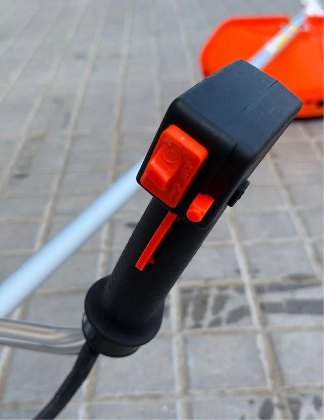 Desbrozadora de Gasolina Corte Profesional Linea hd motor 2 tiempos de 43cc y 2,41cv con dos sistemas de corte: un cabezal de hilo y otro con disco de 3 puntas