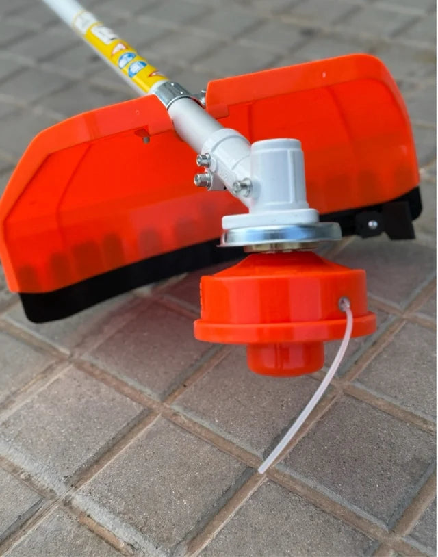 Desbrozadora de Gasolina Corte Profesional Linea hd motor 2 tiempos de 43cc y 2,41cv con dos sistemas de corte: un cabezal de hilo y otro con disco de 3 puntas